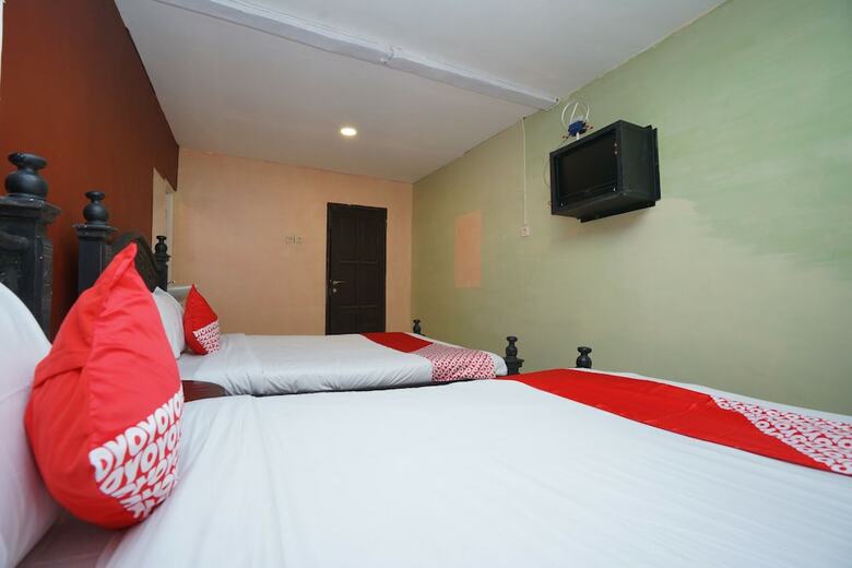 Hostal Oyo 927 Carina Hotel