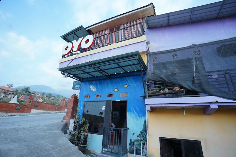 Hostal Oyo 927 Carina Hotel