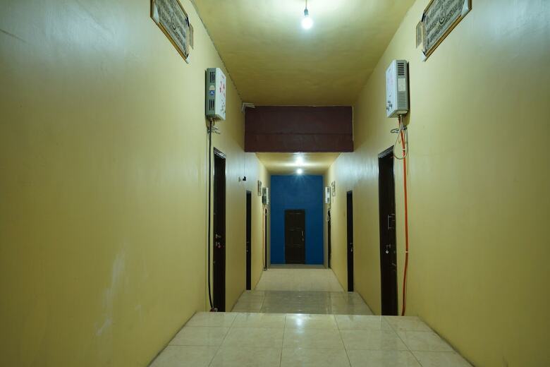 Hostal Oyo 927 Carina Hotel