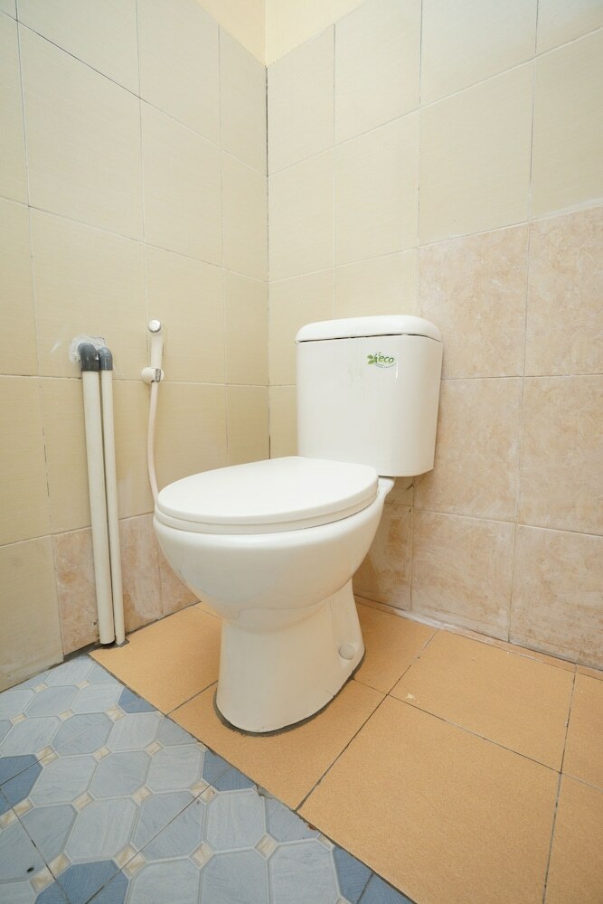 Hostal Oyo 927 Carina Hotel