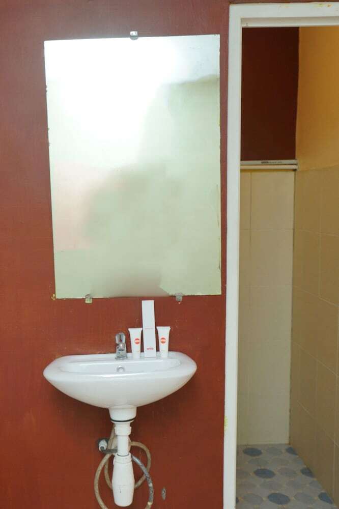 Hostal Oyo 927 Carina Hotel