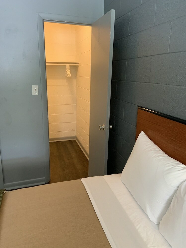 Hotel Birchwood Suites