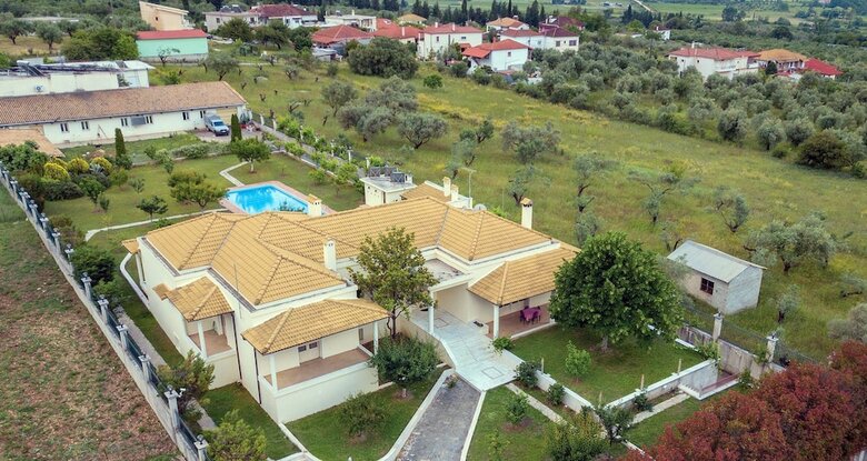 Beautiful Villa With Private Garden And Pool