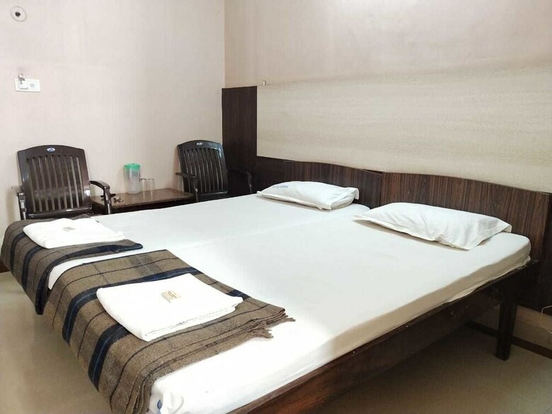 Iroomz Hotel Abhiman