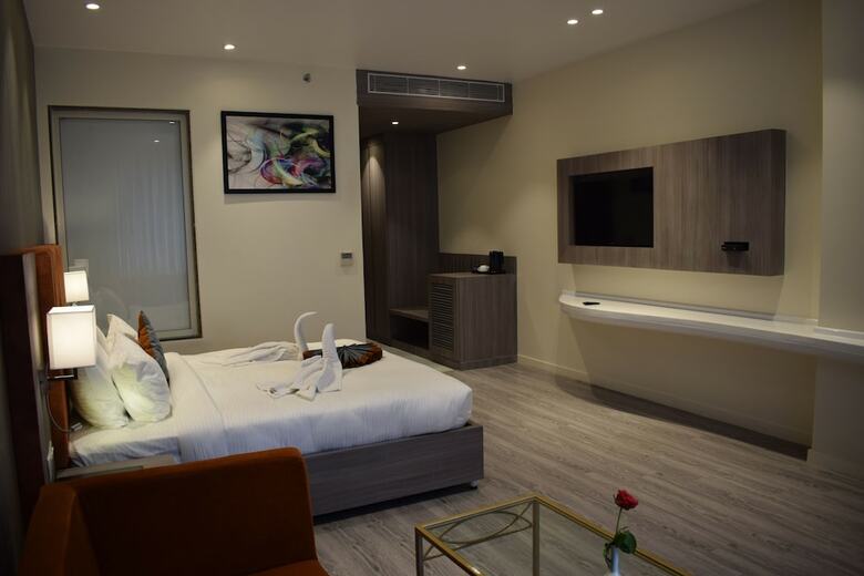 Hotel Deep Clarks Inn Lucknow