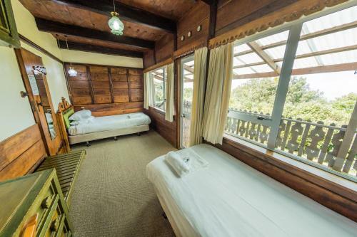 Hotel Dawson Falls Mountain Lodge