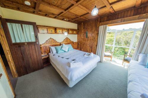 Hotel Dawson Falls Mountain Lodge