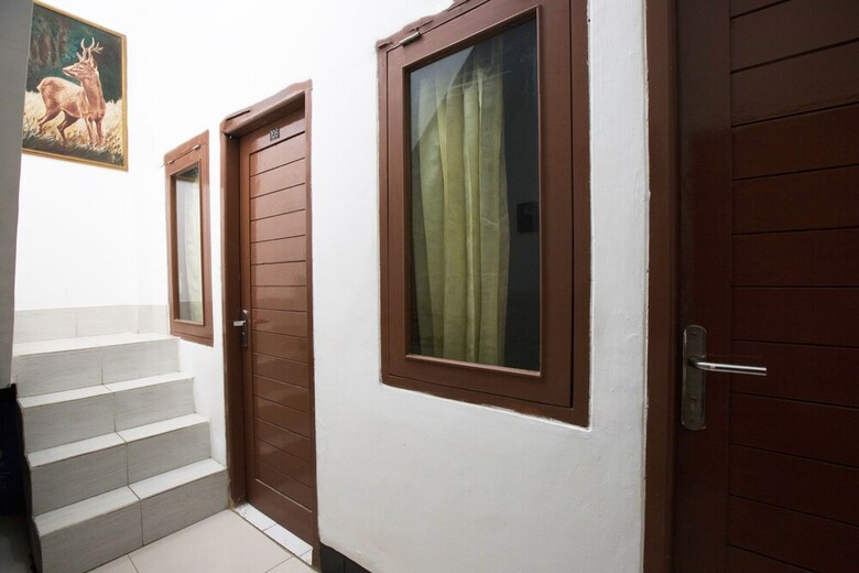 Hotel Oyo 1082 Kost Arie 1