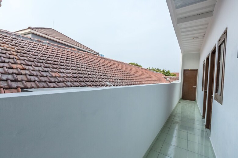 Hotel Oyo 1082 Kost Arie 1