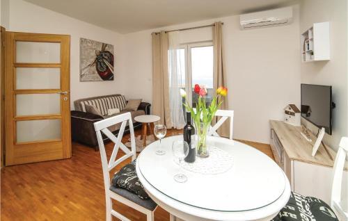 Two-bedroom Apartment In Supetar