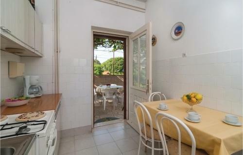 Two-bedroom Apartment In Supetar
