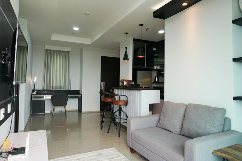 Modern 2br Apartment At Citra Lake Suites