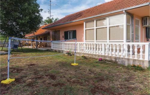 Three-bedroom Holiday Home In Unesic