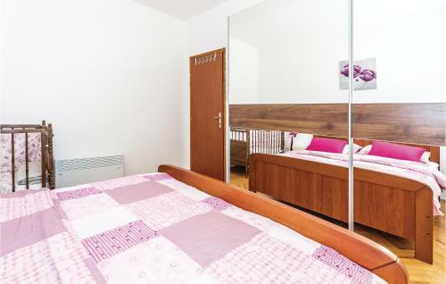 Three-bedroom Holiday Home In Unesic