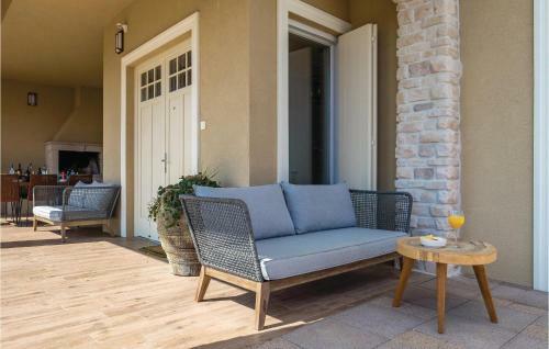 Five-bedroom Holiday Home In Veprinac
