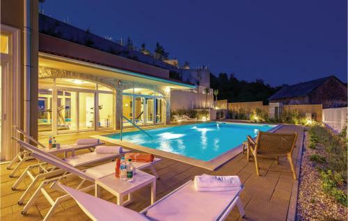 Five-bedroom Holiday Home In Veprinac