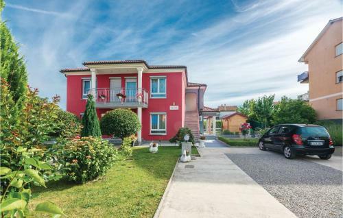 Two-bedroom Apartment In Viskovo