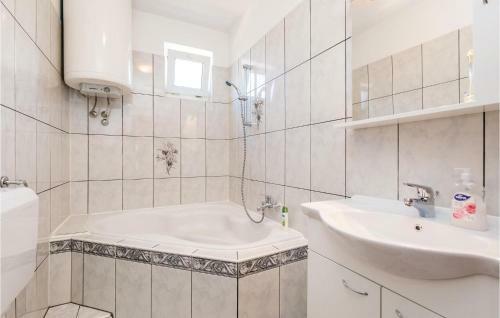 Two-bedroom Apartment In Viskovo