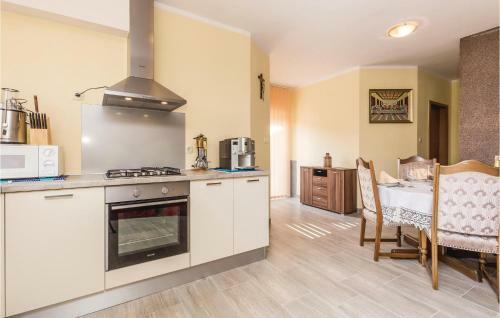 Two-bedroom Apartment In Viskovo