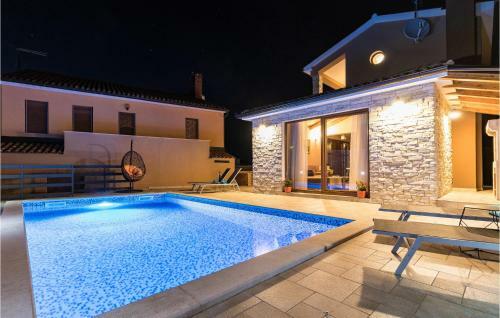 Two-bedroom Holiday Home In Pula