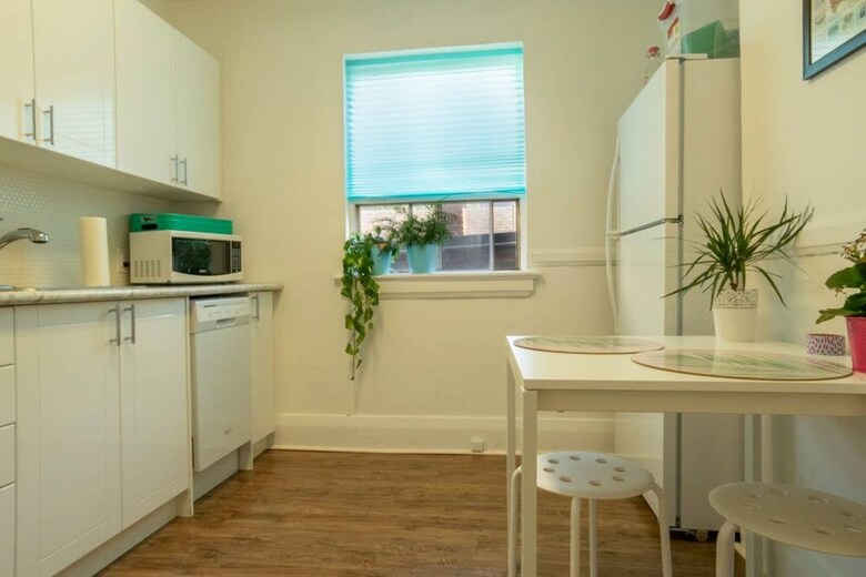 Bright Apartment Near St. Clair W Station