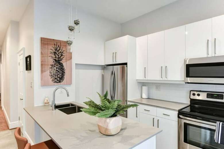 Bright And Modern Apartment In Downtown Toronto