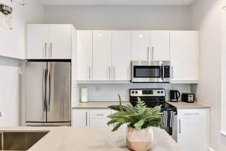 Bright And Modern Apartment In Downtown Toronto