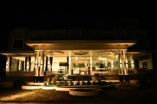 Hotel Four Seasons Fun N Foods