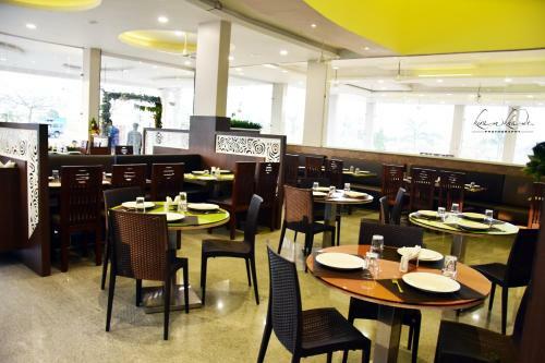 Hotel Four Seasons Fun N Foods