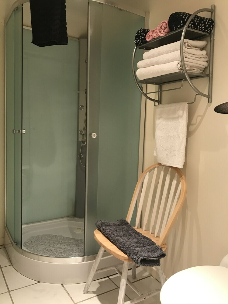 1 Bedroom Peaceful Lake Room With Lake Views