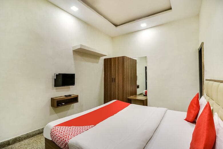 Oyo 28789 Hotel Adarsh