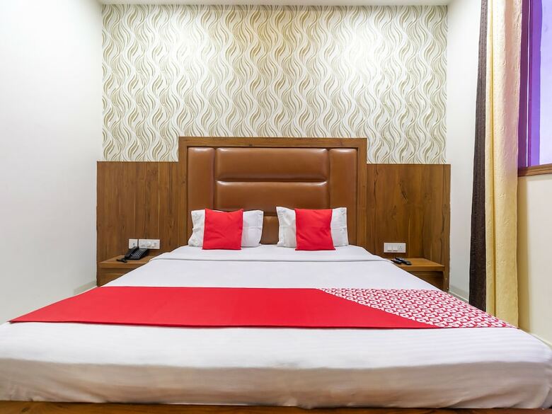 Oyo 42749 Hotel Crown