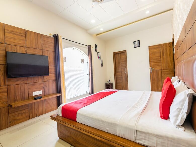 Oyo 42749 Hotel Crown