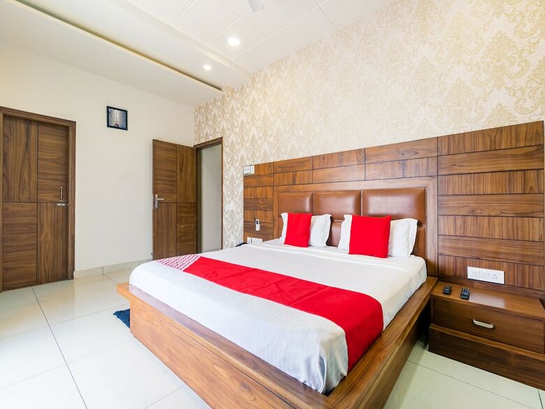 Oyo 42749 Hotel Crown