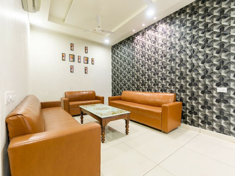 Oyo 42749 Hotel Crown