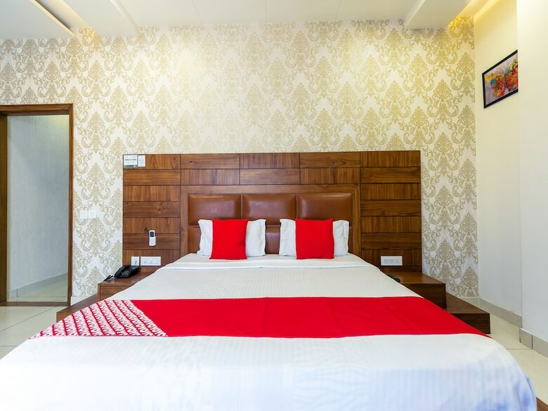 Oyo 42749 Hotel Crown