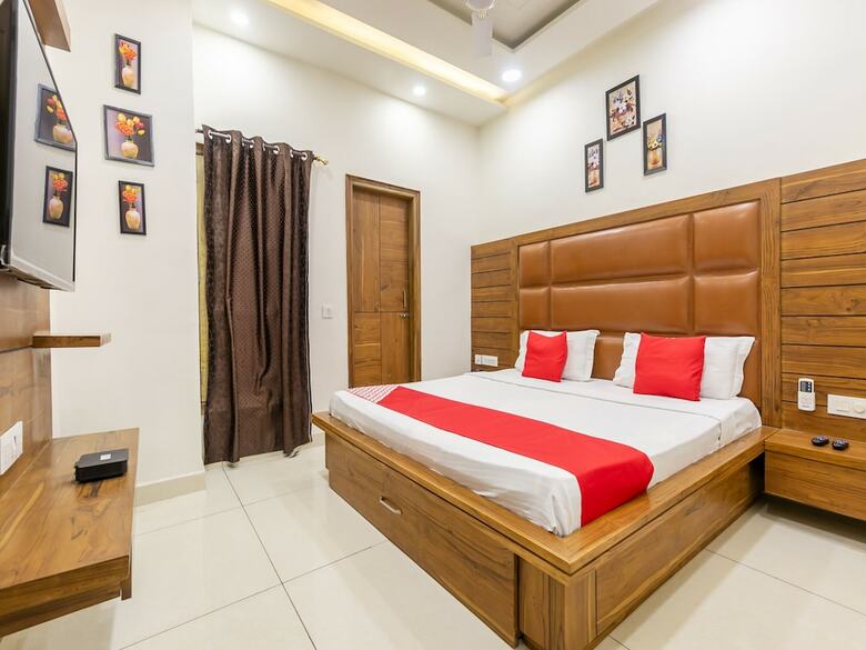 Oyo 42749 Hotel Crown