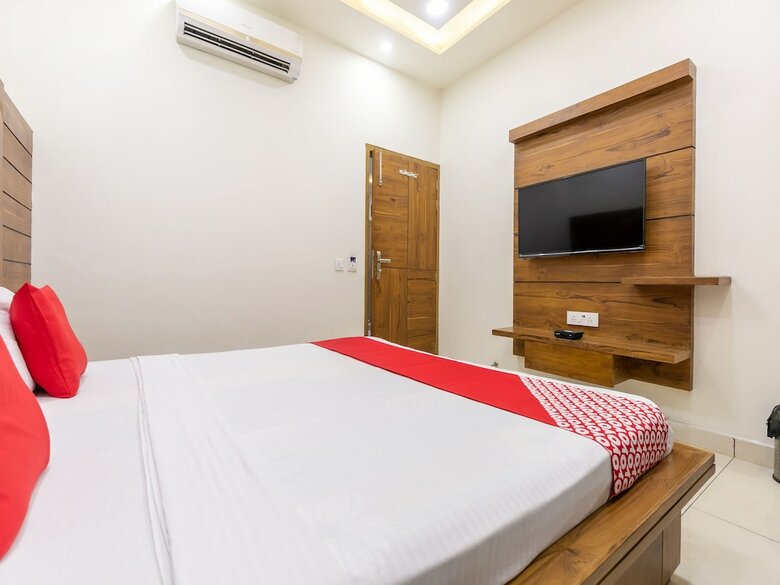 Oyo 42749 Hotel Crown