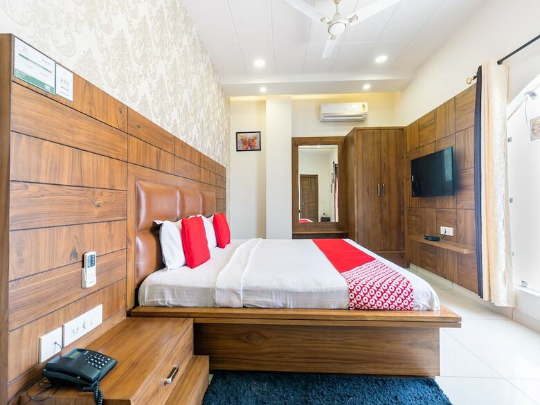 Oyo 42749 Hotel Crown