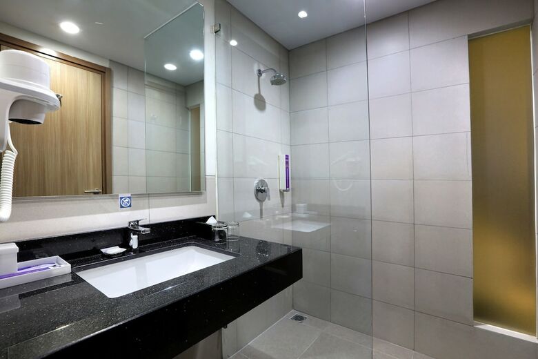 Quest Hotel Cikarang By Aston