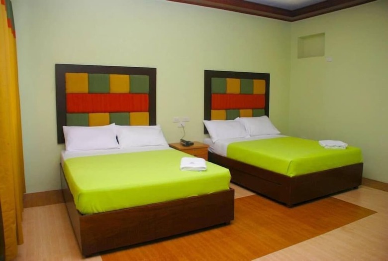 Kamayan Sa Palaisdaan Hotel And Resort