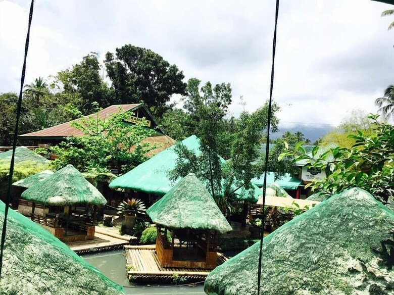 Kamayan Sa Palaisdaan Hotel And Resort