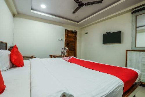 Oyo 12973 Hotel Crystal