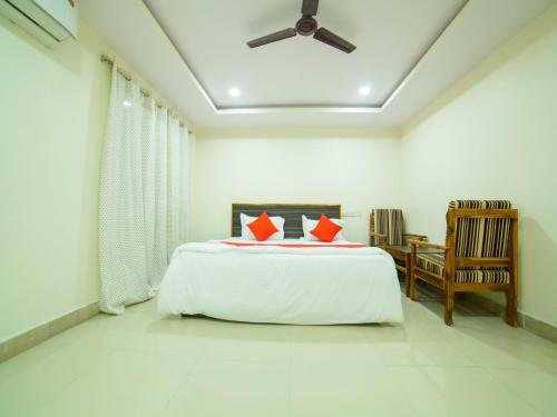 Oyo 12973 Hotel Crystal