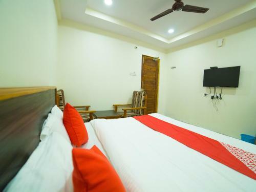 Oyo 12973 Hotel Crystal