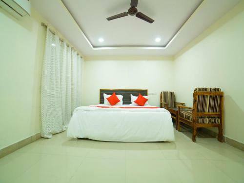 Oyo 12973 Hotel Crystal