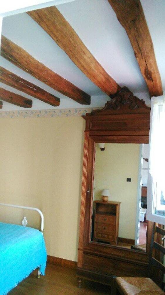House With One Bedroom In Saint-p�re, With Wifi