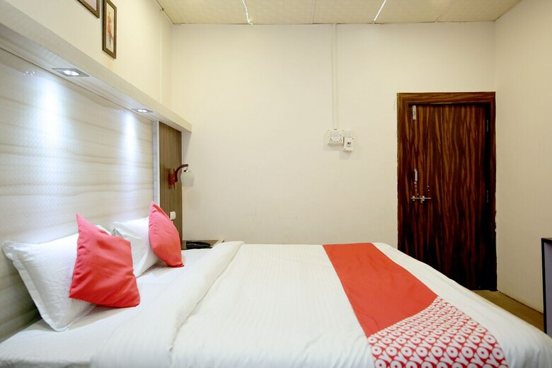 Oyo 29245 Hotel E Square
