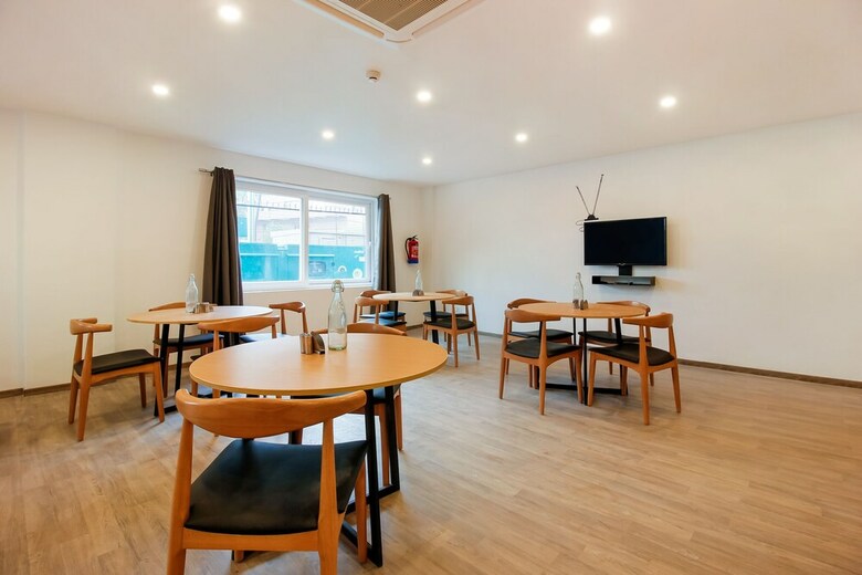 Hotel Oyo Townhouse 151 H Square