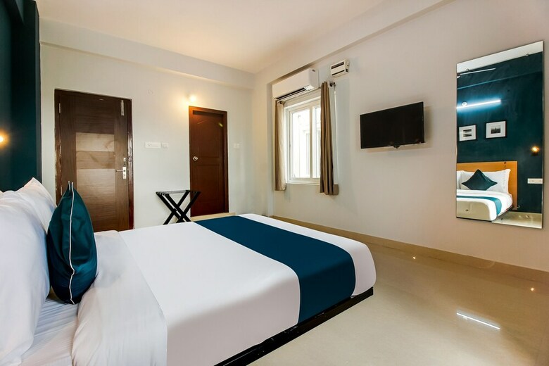 Hotel Silverkey Executive Stays 38014 Near Sanskrit School